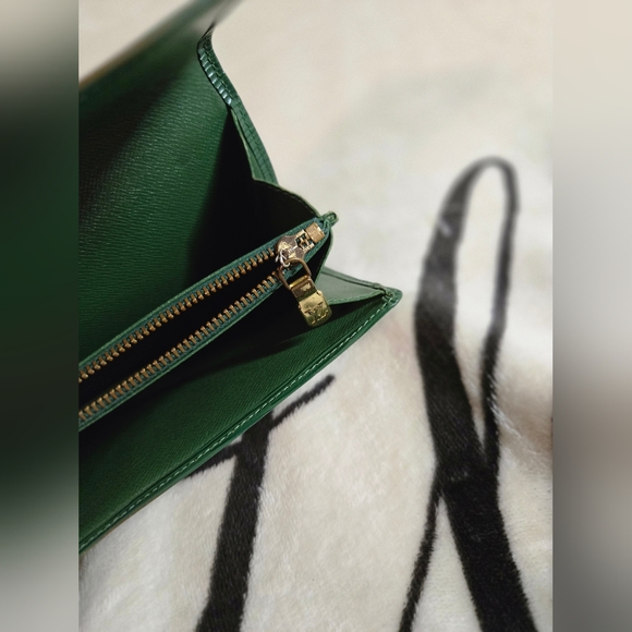 💯 Authentic Vintage Louis Vuitton Epi Sarah Wallet (Green) - Picture 8 of 16